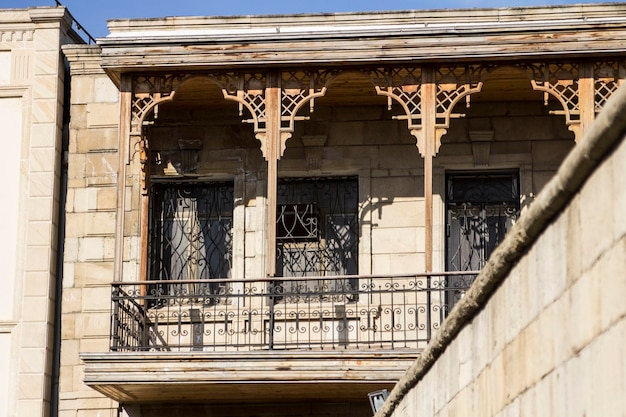 Un edificio con balcón en el casco antiguo de Bakú