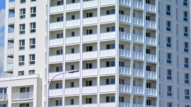 un edificio con balcón y farola