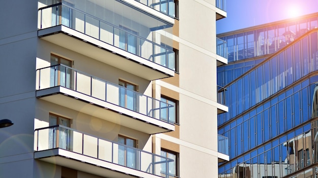 un edificio con un balcon que dice " balcones "