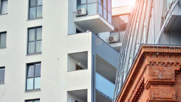 un edificio con un balcón y un sol brillando sobre él