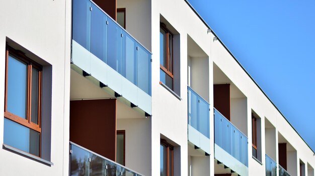 Un edificio con balcones y balcones.