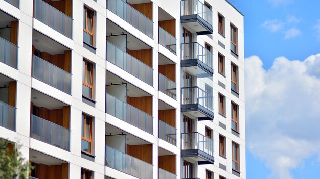 Un edificio con balcones y balcones.