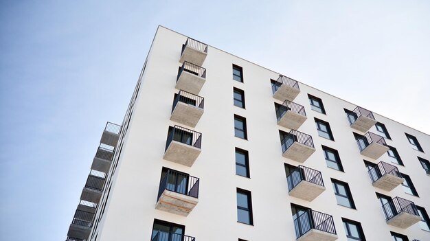 Un edificio con balcones y balcones.