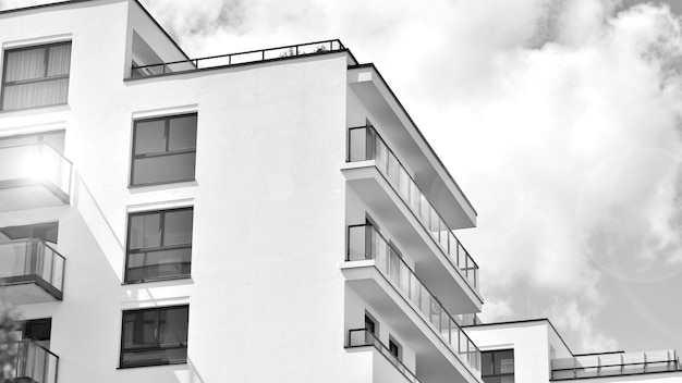 un edificio con balcones en el lado y el cielo detrás de él.