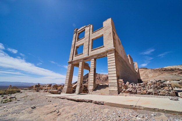 Edifício bancário abandonado na cidade fantasma de Rhyolite no deserto