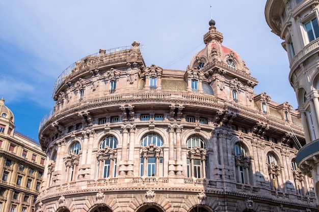 Edificio del banco en Piazza De Ferrari en Génova