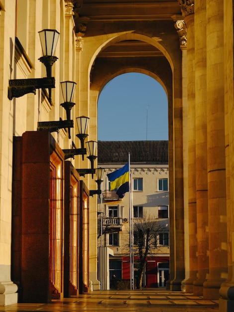 Foto un edificio con una bandera azul y amarilla