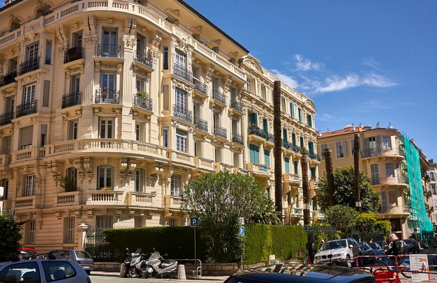 Edificio barroco en esquina en calle céntrica de bonito con colores muy brillantes y místicos.