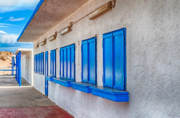 Edificio blanco y azul en la playa