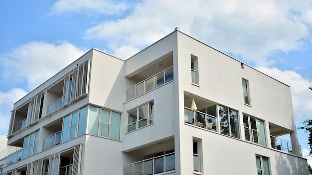 un edificio blanco con balcones en la parte superior