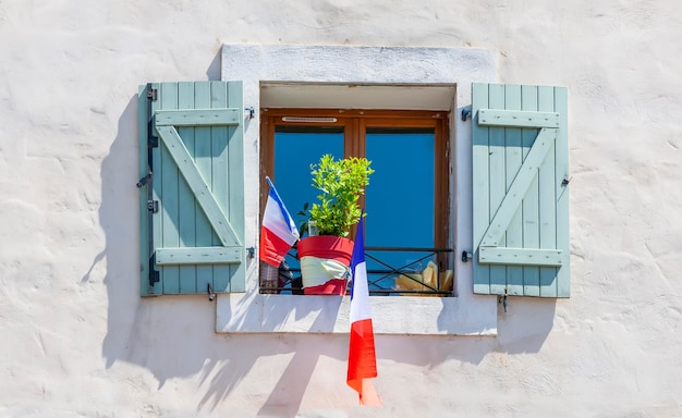 Edificio blanco con bandera nacional de francia.