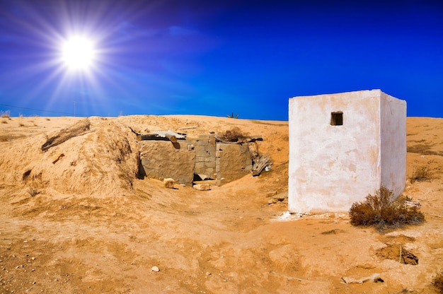 Edificio blanco en el desierto del Sahara Túnez África del Norte