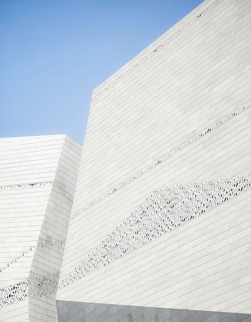 Un edificio blanco con un diseño en el costado que dice "yo soy".