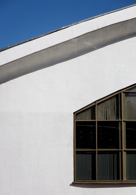 Un edificio blanco en el estilo del modernismo