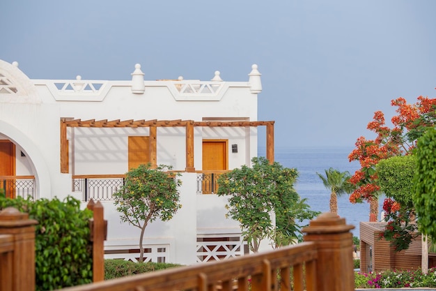 Edificio blanco junto al Mar Rojo en un resort egipcio en Sharm El Sheikh Egipto Concepto de viajes y vacaciones