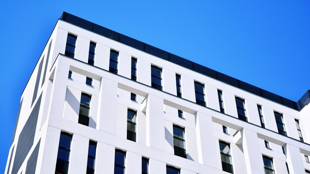 un edificio blanco con la palabra "estoy en ello".