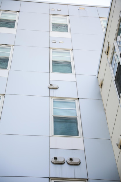 Un edificio blanco con una ventana que dice 'el número 1'