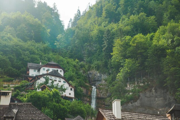 Edificio en el borde del acantilado horario de verano hallstatt austria