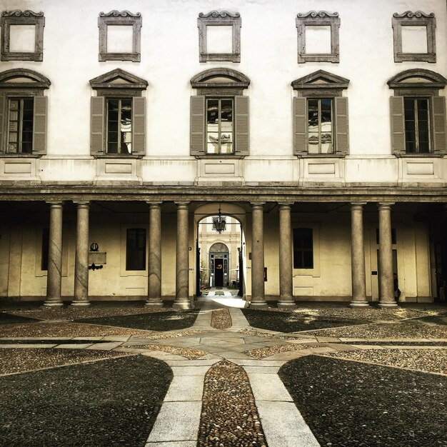 Foto edificio por calle en la ciudad