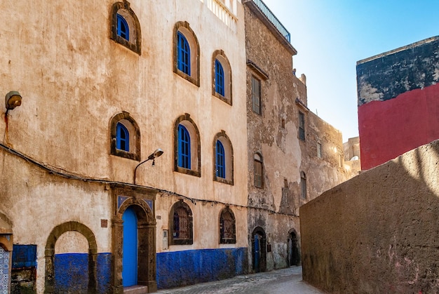 Un edificio en una calle pequeña en Essaouira Marruecos