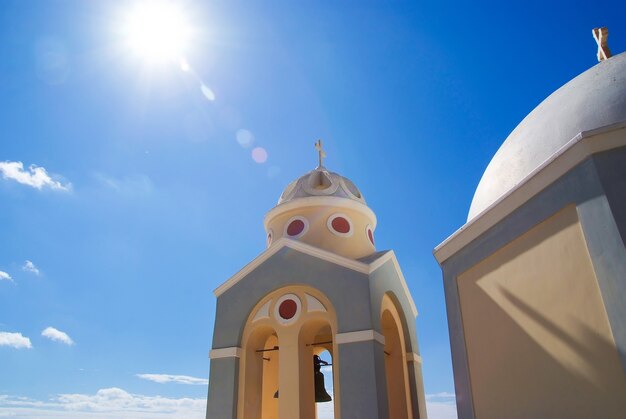 Edificio del campanario en la isla de Santorini, Grecia, verano soleado sobre fondo de cielo azul