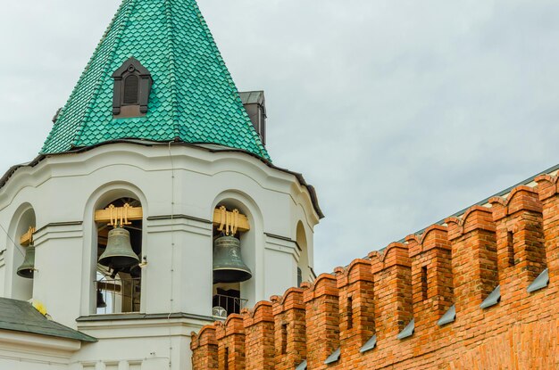 Foto un edificio con campanas en el techo