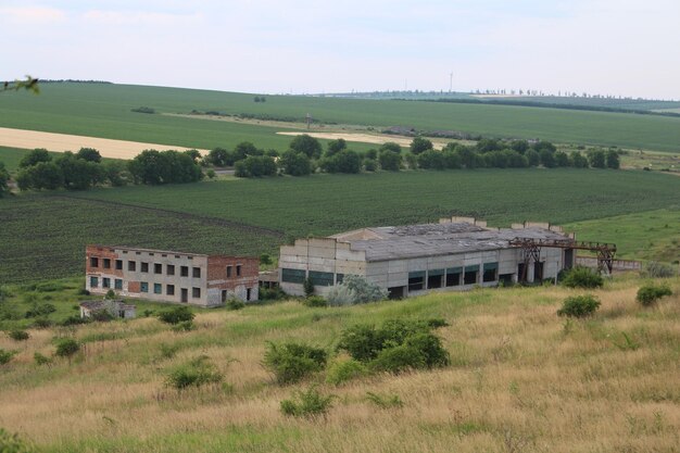 Foto un edificio en un campo.