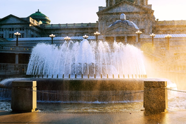 Edificio de la capital de Pensilvania en harrisburg, parte trasera de la capital con la fuente en primer plano