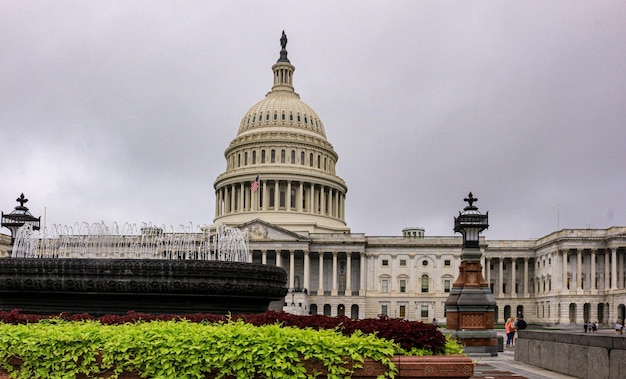 Edificio del capitolio de los estados en un sombrío d