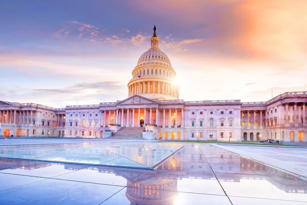 El edificio del Capitolio de los Estados Unidos con la cúpula iluminada por la noche.