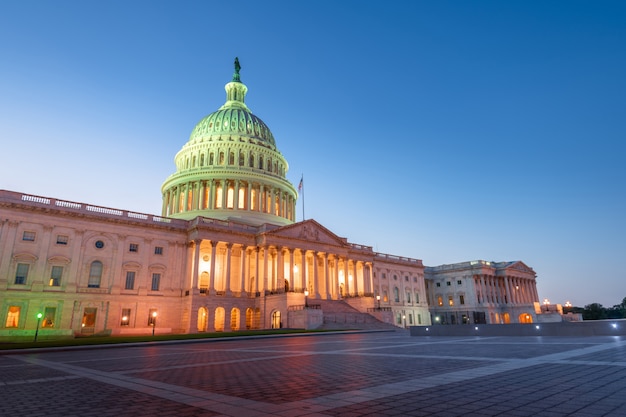 El edificio del Capitolio de los Estados Unidos en la noche en Washington DC, Estados Unidos de América
