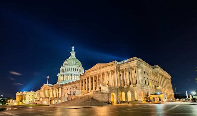 El edificio del Capitolio de los Estados Unidos por la noche en Washington, DC