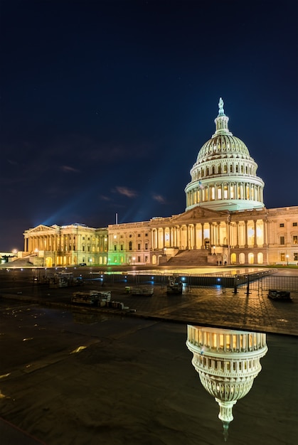 El edificio del Capitolio de los Estados Unidos por la noche en Washington, DC