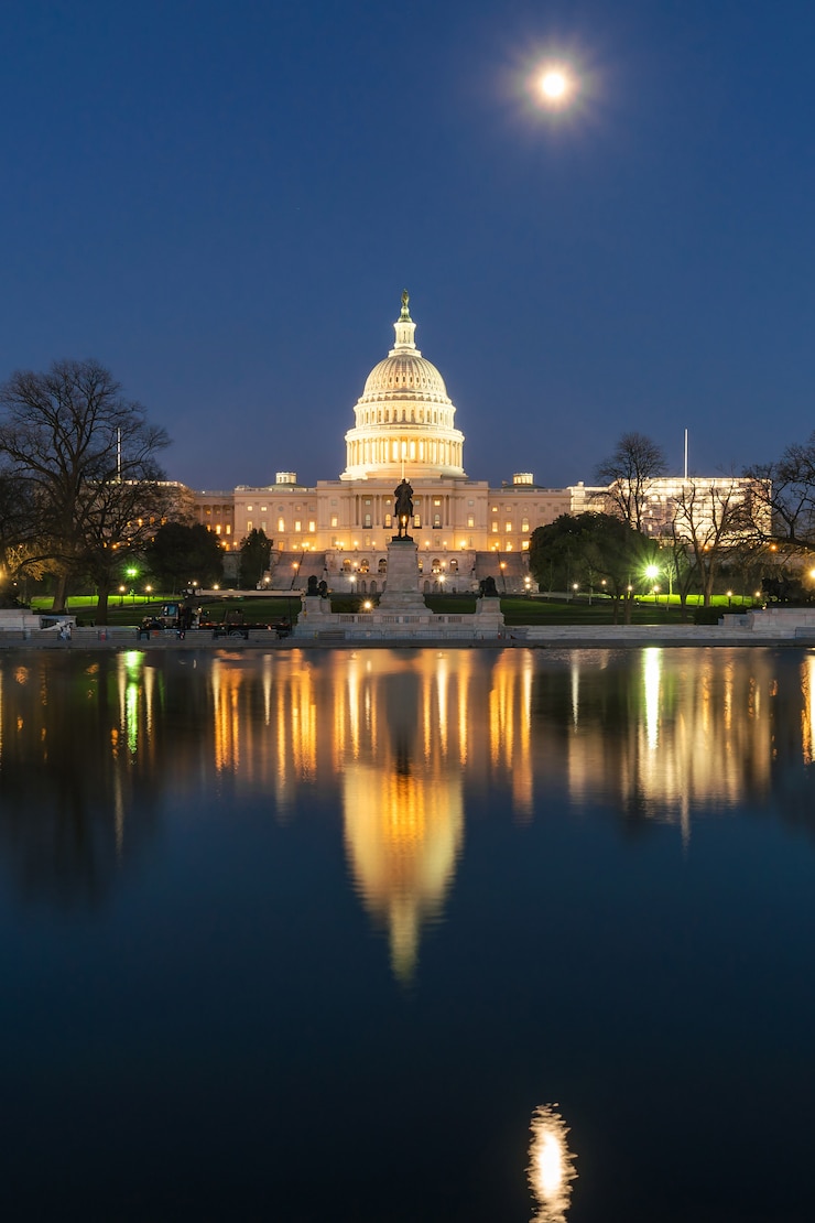 Foto edificio del capitolio de los estados unidos en la reflexión del crepúsculo con la gran piscina, washington, dc, estados unidos de américa