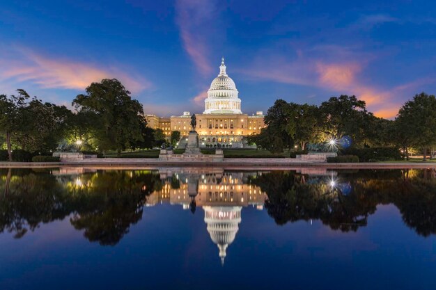 El Edificio del Capitolio de los Estados Unidos visto desde la piscina de reflexión en el anochecer Washington DC EE.UU.