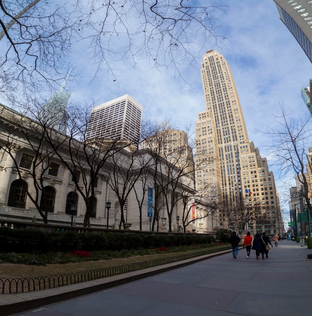 Un edificio con un cartel que dice "nueva york"