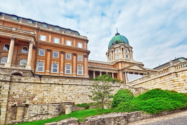 Edificio del Castillo Real de Budapest durante el día. Hungría.