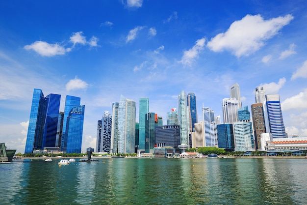 edifício central do distrito comercial da cidade de Singapura com céu azul