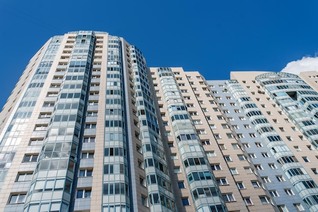 Un edificio con un cielo azul detrás