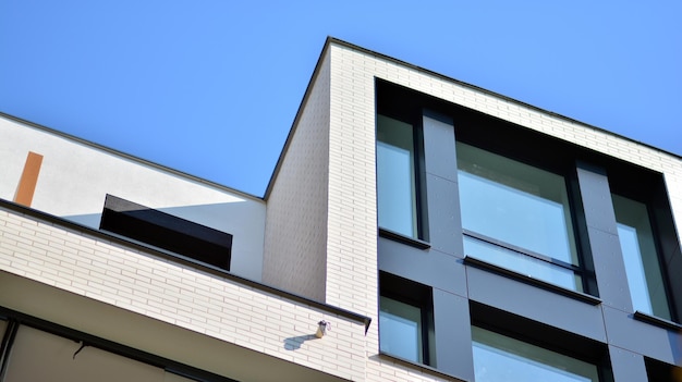 Un edificio con un cielo azul detrás