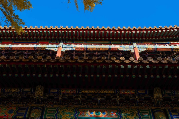 Un edificio con un cielo azul de fondo