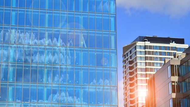 Foto un edificio con un cielo azul y nubes.