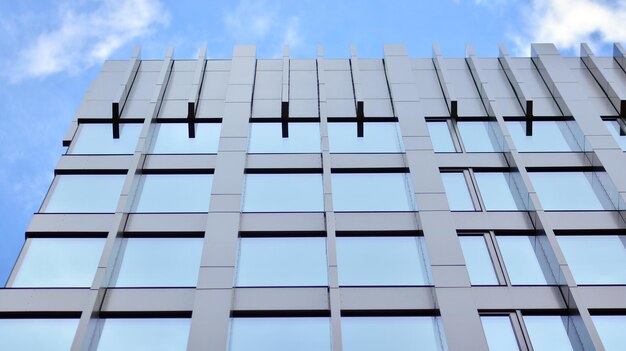 Un edificio con un cielo azul y nubes.