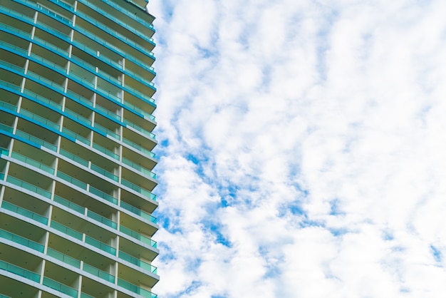 edificio con cielo nublado y espacio de copia