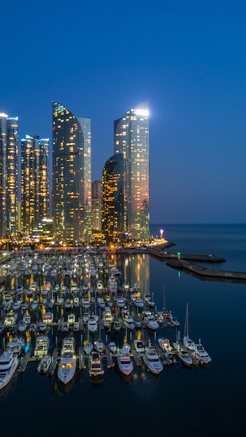 Edificio de la ciudad de Busan y rascacielos en Corea del Sur