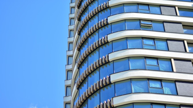 un edificio en la ciudad de londres que se llama & amp ; "; el & amp; "; del vidrio es un reflejo del edificio.