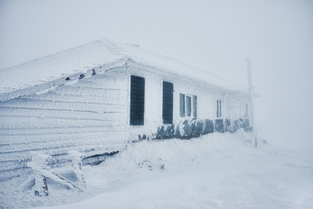 Edifício coberto de neve