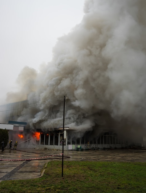 Edificio de cobertura de fuego y humo fuerte