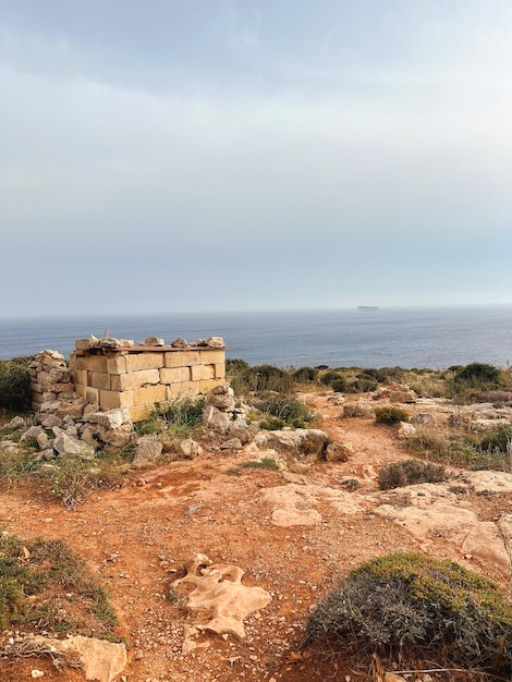 Foto un edificio está en una colina con vistas al océano