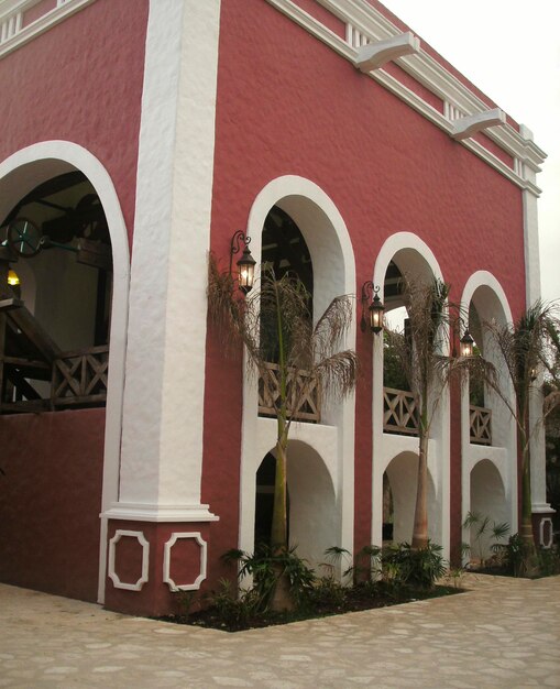 Foto edificio colonial típico en méxico